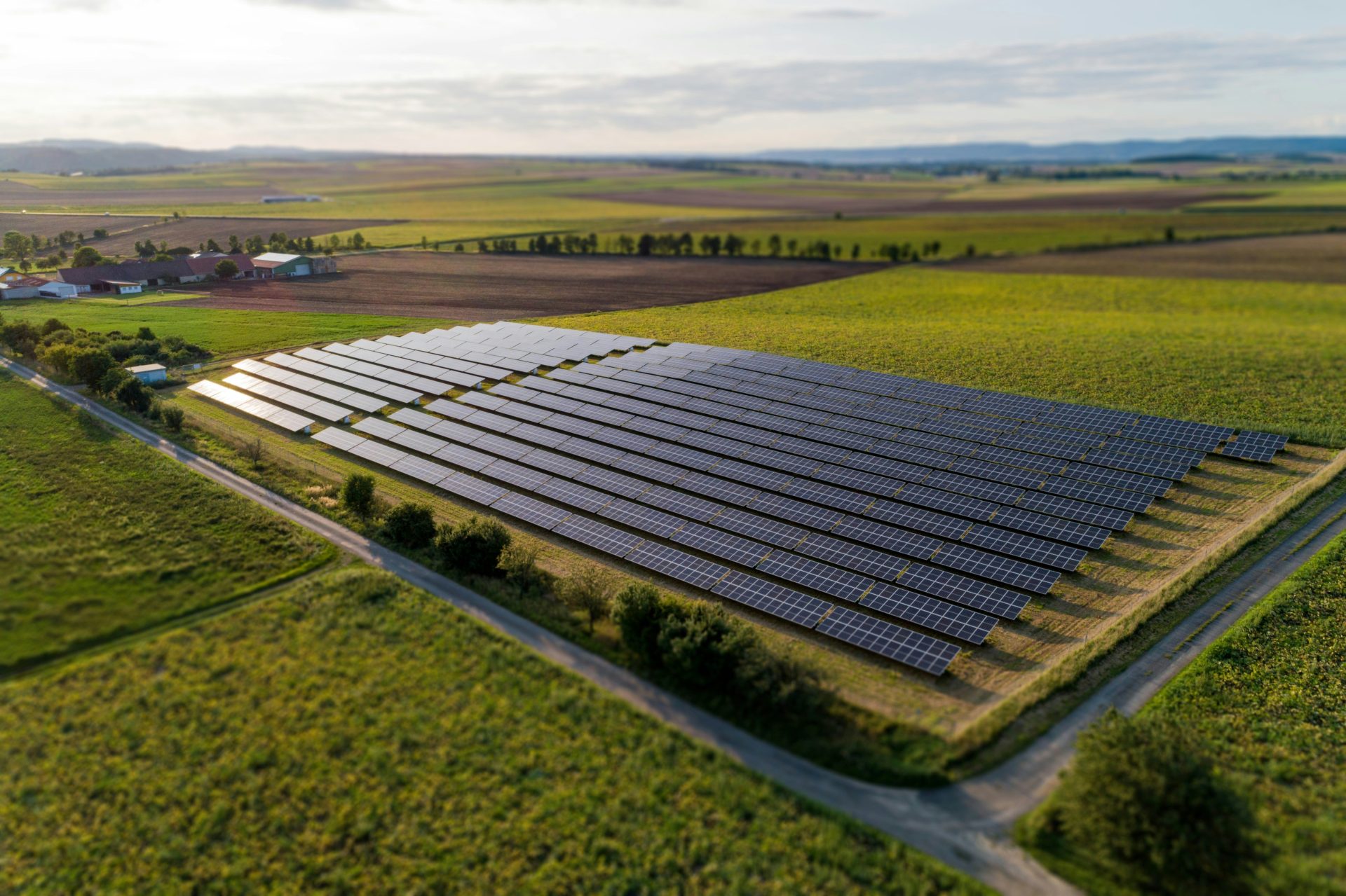 Schwarze Solarmodule auf einer grünen Wiese bei Tageslicht