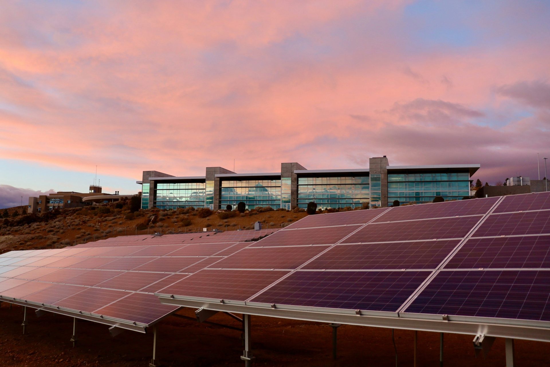 Solarmodule auf einer Industriebrache unter weißen Wolken bei Tageslicht